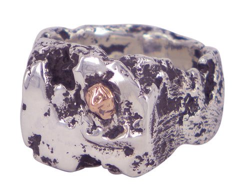 Eon (gold highlight) by Albert Tse. A beautifully crafted ring blending timeless design with Australian artistry.
