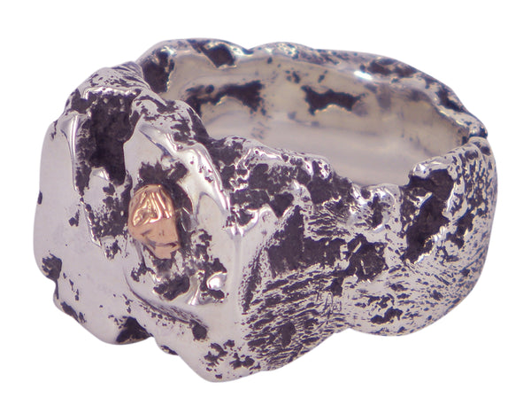 Eon (gold highlight) by Albert Tse. A beautifully crafted ring blending timeless design with Australian artistry.
